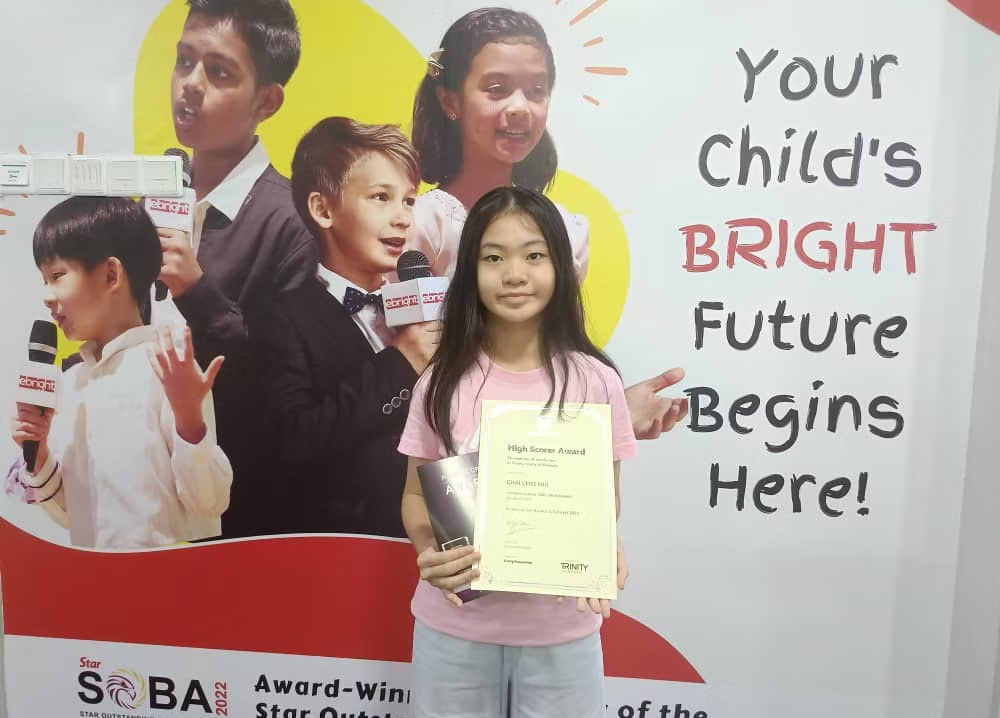 Chee Hui receiving recognition for academic excellence